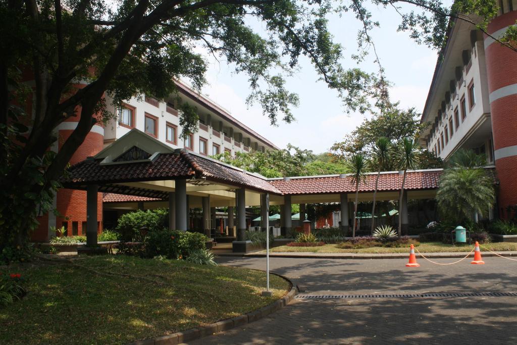 Hotel Bumi Wiyata Depok Extérieur photo